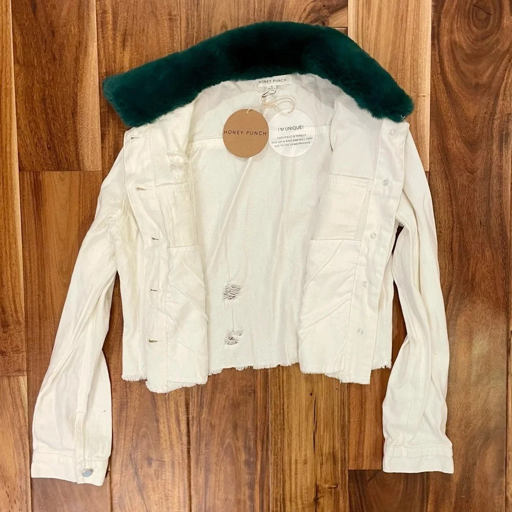 Honey Punch Women’s White Distressed Denim Jacket w/ Green Fur Collar Size Small - Picture 11 of 16